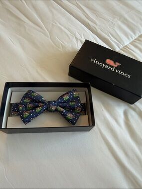 Vineyard Vines Navy Bow Tie with Green Christmas trees